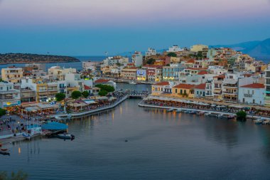 Agios Nikolaos, Yunanistan, 19 Ağustos 2022: Voulismeni gölü ve Yunan kenti Agios Nikolaos 'un Girit adasındaki günbatımı manzarası.