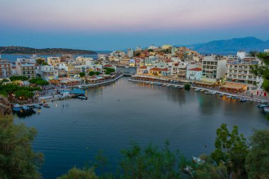 Agios Nikolaos, Yunanistan, 19 Ağustos 2022: Voulismeni gölü ve Yunan kenti Agios Nikolaos 'un Girit adasındaki günbatımı manzarası.