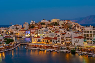 Agios Nikolaos, Yunanistan, 19 Ağustos 2022: Girit adasındaki Voulismeni gölü ve Yunan kenti Agios Nikolaos 'un gece manzarası.