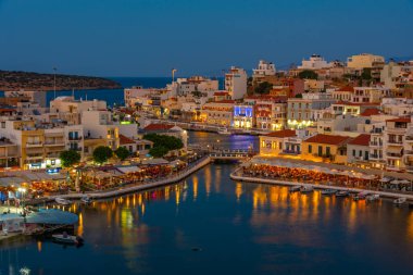 Agios Nikolaos, Yunanistan, 19 Ağustos 2022: Girit adasındaki Voulismeni gölü ve Yunan kenti Agios Nikolaos 'un gece manzarası.