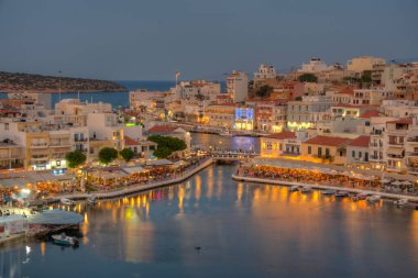 Agios Nikolaos, Yunanistan, 19 Ağustos 2022: Girit adasındaki Voulismeni gölü ve Yunan kenti Agios Nikolaos 'un gece manzarası.