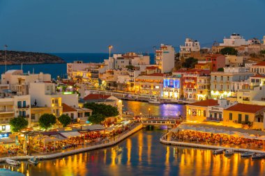 Agios Nikolaos, Yunanistan, 19 Ağustos 2022: Girit adasındaki Voulismeni gölü ve Yunan kenti Agios Nikolaos 'un gece manzarası.