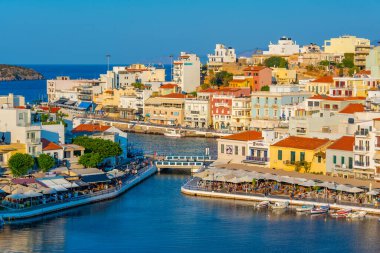Agios Nikolaos, Yunanistan, 19 Ağustos 2022: Voulismeni gölü ve Yunan kenti Agios Nikolaos 'un Girit adasındaki günbatımı manzarası.