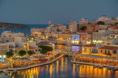 Agios Nikolaos, Yunanistan, 19 Ağustos 2022: Girit adasındaki Voulismeni gölü ve Yunan kenti Agios Nikolaos 'un gece manzarası.