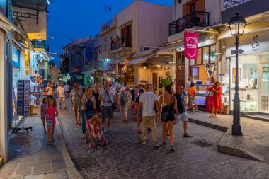 Rethimno, Yunanistan, 20 Ağustos 2022: Yunanistan 'ın Girit adasındaki Rethimno kentindeki bir turizm caddesinde gün batımı manzarası.