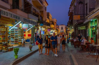 Rethimno, Yunanistan, 20 Ağustos 2022: Yunanistan 'ın Girit adasındaki Rethimno kentindeki bir turizm caddesinde gün batımı manzarası.