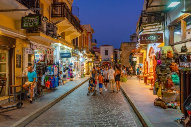 Rethimno, Yunanistan, 20 Ağustos 2022: Yunanistan 'ın Girit adasındaki Rethimno kentindeki bir turizm caddesinde gün batımı manzarası.