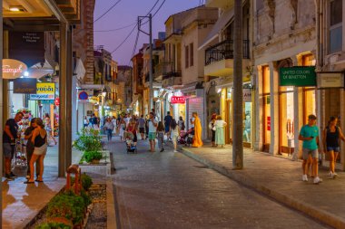 Rethimno, Yunanistan, 20 Ağustos 2022: Yunanistan 'ın Girit adasındaki Rethimno kentindeki bir turizm caddesinde gün batımı manzarası.