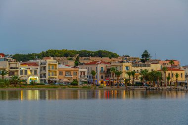 Rethimno, Yunanistan, 21 Ağustos 2022: Yunan kenti Rethimno 'nun gündoğumu manzarası.