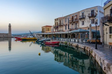 Rethimno, Yunanistan, 21 Ağustos 2022: Yunanistan 'ın Rethimno kentindeki eski Venedik limanının gün doğumu manzarası.