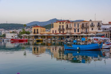 Rethimno, Yunanistan, 21 Ağustos 2022: Yunanistan 'ın Rethimno kentindeki eski Venedik limanının gün doğumu manzarası.