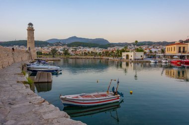 Rethimno, Yunanistan, 21 Ağustos 2022: Yunanistan 'ın Rethimno kentindeki eski Venedik limanının gün doğumu manzarası.