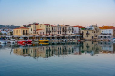 Rethimno, Yunanistan, 21 Ağustos 2022: Yunanistan 'ın Rethimno kentindeki eski Venedik limanının gün doğumu manzarası.