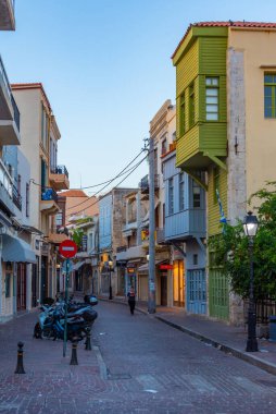 Rethimno, Yunanistan, 21 Ağustos 2022: Yunan kenti Rethimno 'da Girit adasındaki bir turistik caddenin gün doğumu manzarası.
