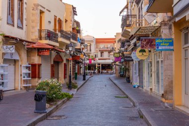Rethimno, Yunanistan, 21 Ağustos 2022: Yunan kenti Rethimno 'da Girit adasındaki bir turistik caddenin gün doğumu manzarası.