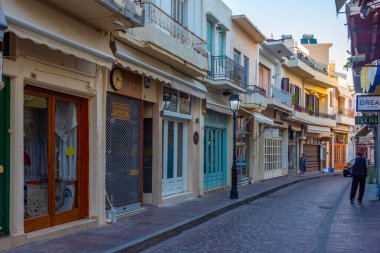 Rethimno, Yunanistan, 21 Ağustos 2022: Yunan kenti Rethimno 'da Girit adasındaki bir turistik caddenin gün doğumu manzarası.