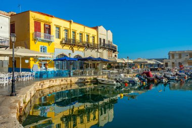 Rethimno, Yunanistan, 21 Ağustos 2022: Yunanistan 'ın Rethimno kentindeki eski Venedik limanına bakış.