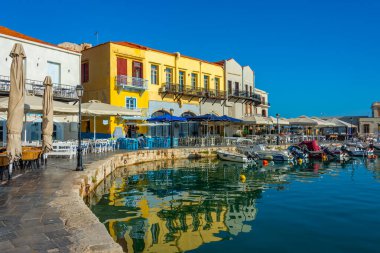 Rethimno, Yunanistan, 21 Ağustos 2022: Yunanistan 'ın Rethimno kentindeki eski Venedik limanına bakış.