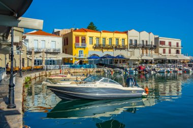 Rethimno, Yunanistan, 21 Ağustos 2022: Yunanistan 'ın Rethimno kentindeki eski Venedik limanına bakış.