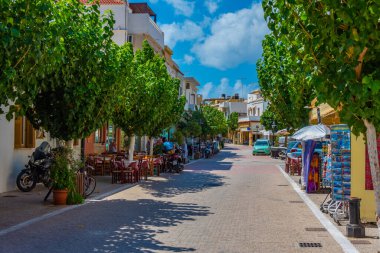 Palaiochora, Yunanistan, 21 Ağustos 2022: İnsanlar Girit adasındaki Yunan kenti Palaiochora 'da bir turizm caddesinde geziniyorlar.