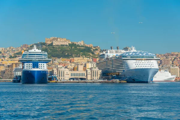 이탈리아 나폴리 2022 이탈리아 나폴리 항구에서 유람선을 내려다보고 카스텔 — 스톡 사진