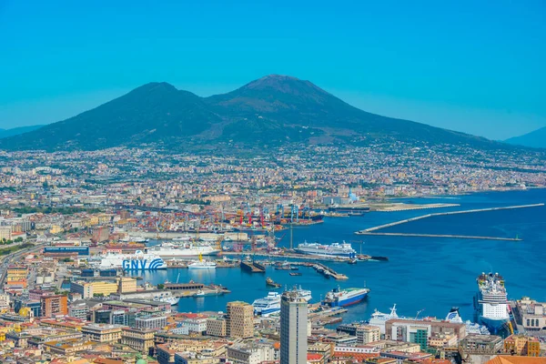 이탈리아 나폴리 2022 베수비오 화산이 내려다보는 나폴리만의 파노라마 — 스톡 사진