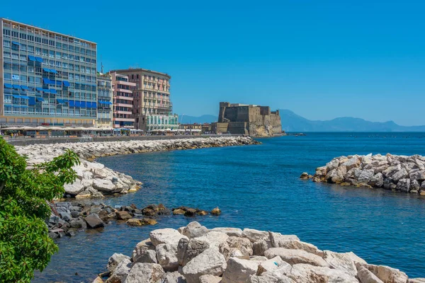 Napoli, İtalya, 19 Mayıs 2022: Napoli Körfezi 'nde yer alan Castel Dell' Ovo.