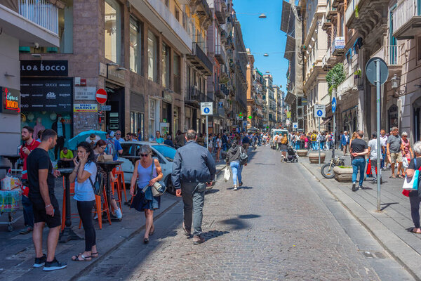 Неаполь, Италия, 19 мая 2022 года: Люди прогуливаются по историческому центру Неаполя, Италия.