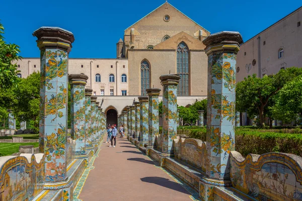 2022年5月19日 意大利那不勒斯 意大利那不勒斯Santa Chiara修道院五彩缤纷的柱子 — 图库照片