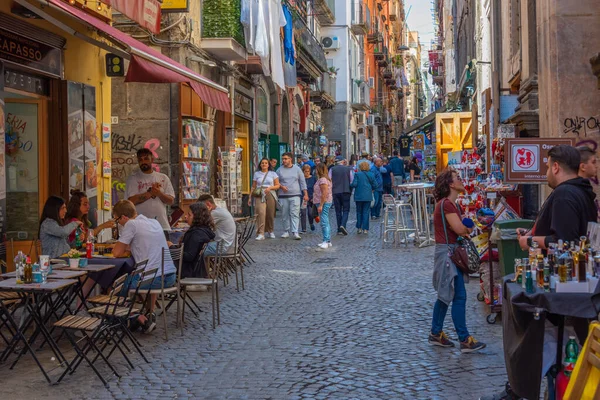 Napoli, İtalya, 19 Mayıs 2022: İnsanlar Napoli, İtalya 'nın tarihi merkezinde geziniyor.