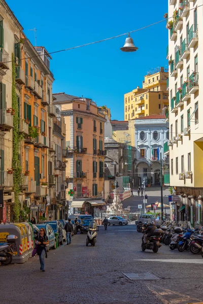 Nápoly Olaszország 2022 Május Emberek Végigsétálnak Nápoly Történelmi Központjában Olaszországban — Stock Fotó
