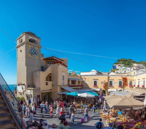 Capri Ιταλία Μαΐου 2022 Άνθρωποι Απολαμβάνουν Μια Ηλιόλουστη Μέρα Μπροστά — Φωτογραφία Αρχείου