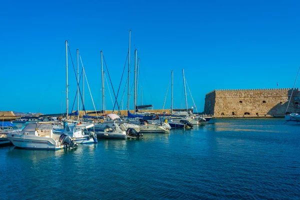 Heraklion, Yunanistan, 18 Ağustos 2022: Girit adasındaki Yunan limanı Heraklion.
