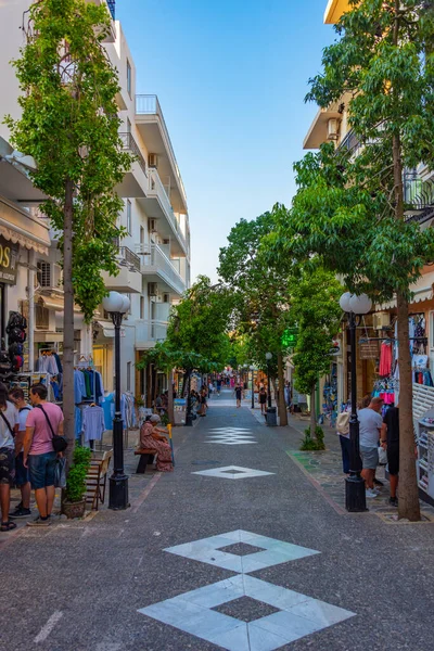 アヒオス ニコラオス ギリシャ 2022年8月19日 クレタ島のギリシャの町アヒオス ニコラオスの観光通りを歩く人々の日没ビュー — ストック写真