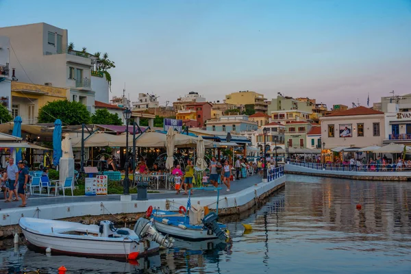 Agios Nikolaos ギリシャ 2022年8月19日 クレタ島のVoulismeni湖とギリシャの町Agios Nikolaosの日没ビュー — ストック写真