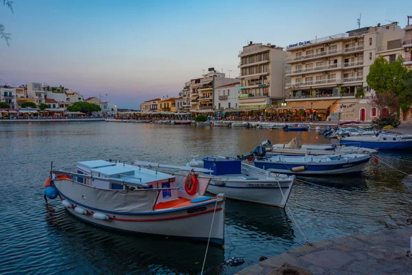 Agios Nikolaos ギリシャ 2022年8月19日 クレタ島のVoulismeni湖とギリシャの町Agios Nikolaosの日没ビュー — ストック写真