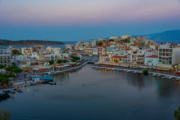 Agios Nikolaos, Yunanistan, 19 Ağustos 2022: Voulismeni gölü ve Yunan kenti Agios Nikolaos 'un Girit adasındaki günbatımı manzarası.