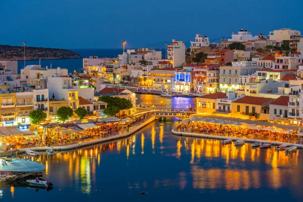 Agios Nikolaos Grecia Agosto 2022 Vista Nocturna Del Lago Voulismeni —  Fotos de Stock