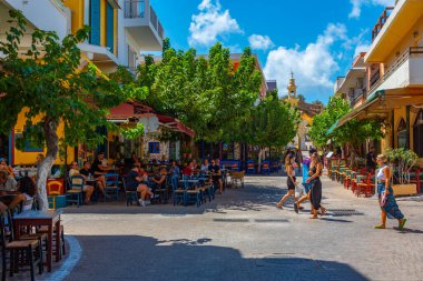 Palaiochora, Yunanistan, 21 Ağustos 2022: İnsanlar Girit adasındaki Yunan kenti Palaiochora 'da bir turizm caddesinde geziniyorlar.