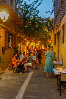 Rethimno, Yunanistan, 20 Ağustos 2022: Yunanistan 'ın Girit adasındaki Rethimno kentindeki bir turizm caddesinde gün batımı manzarası.
