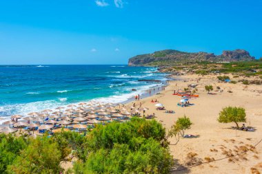 Falasarna, Yunanistan, 21 Ağustos 2022: Yunanistan 'ın Girit kentindeki Falasarna plajında yaz günü.