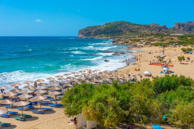 Falasarna, Yunanistan, 21 Ağustos 2022: Yunanistan 'ın Girit kentindeki Falasarna plajında yaz günü.