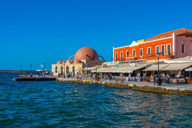 Hanya, Yunanistan, 21 Ağustos 2022: Girit adasındaki Yunan kenti Chania 'daki eski Venedik limanındaki eski cami.