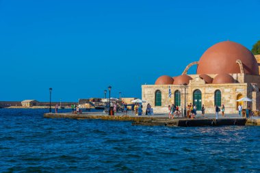 Hanya, Yunanistan, 21 Ağustos 2022: Girit adasındaki Yunan kenti Chania 'daki eski Venedik limanındaki eski cami.