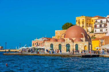 Hanya, Yunanistan, 21 Ağustos 2022: Girit adasındaki Yunan kenti Chania 'daki eski Venedik limanındaki eski cami.