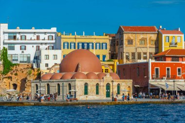 Hanya, Yunanistan, 21 Ağustos 2022: Girit adasındaki Yunan kenti Chania 'daki eski Venedik limanındaki eski cami.
