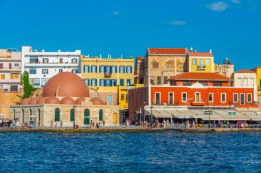 Hanya, Yunanistan, 21 Ağustos 2022: Girit adasındaki Yunan kenti Chania 'daki eski Venedik limanındaki eski cami.