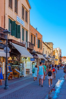 Chania, Yunanistan, 21 Ağustos 2022: Girit adasındaki Chania Yunan kasabasında insanlar turistik bir sokakta geziniyor.