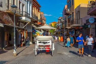 Chania, Yunanistan, 21 Ağustos 2022: Girit adasındaki Chania Yunan kasabasında insanlar turistik bir sokakta geziniyor.