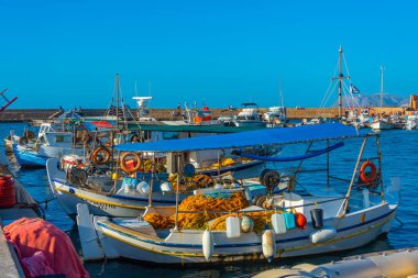 Hanya, Yunanistan, 21 Ağustos 2022: Girit 'in eski kenti Chania' da liman.